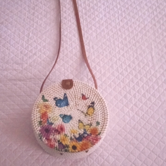 Circle bag with flower design